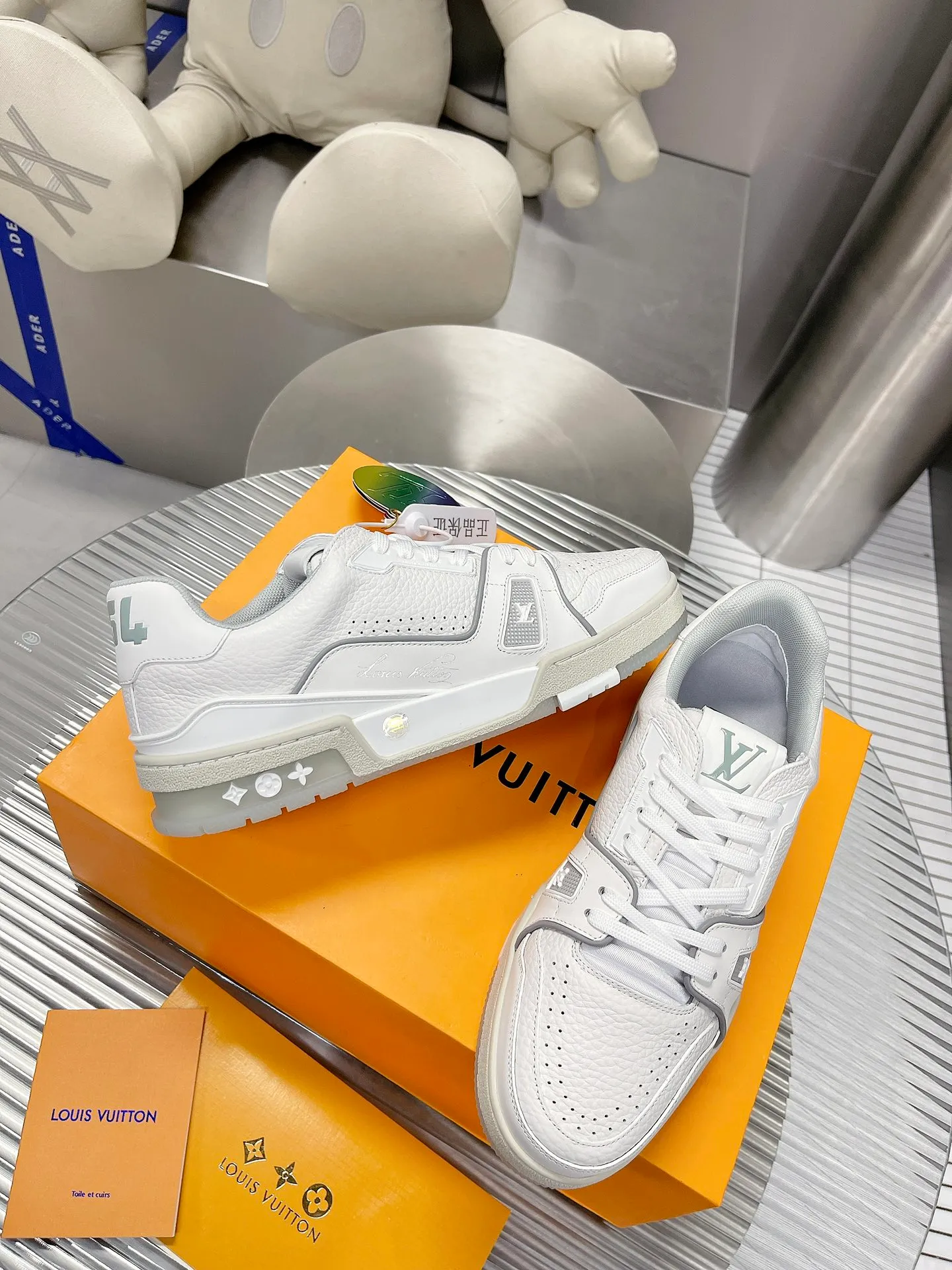 👟👟Ex-factory price 840👟👟 Women's shoes, women's clothing, couple models 35-44, top LV TRAINER basketball series sneakers, original 1:1 copy, official website limited edition retro basketball sneakers! Both the high-top and low-top models spent money to purchase 1:1 accurate reproductions of the originals, and all the details are flawless! The upper material is exclusively customized first-layer cowhide, the inside is breathable 3D mesh material, the sole is T👟👟 ex-factory price U, non-slip, anti-yellowing and high temperature resistant. Exclusively customized materials. Size female 39-44